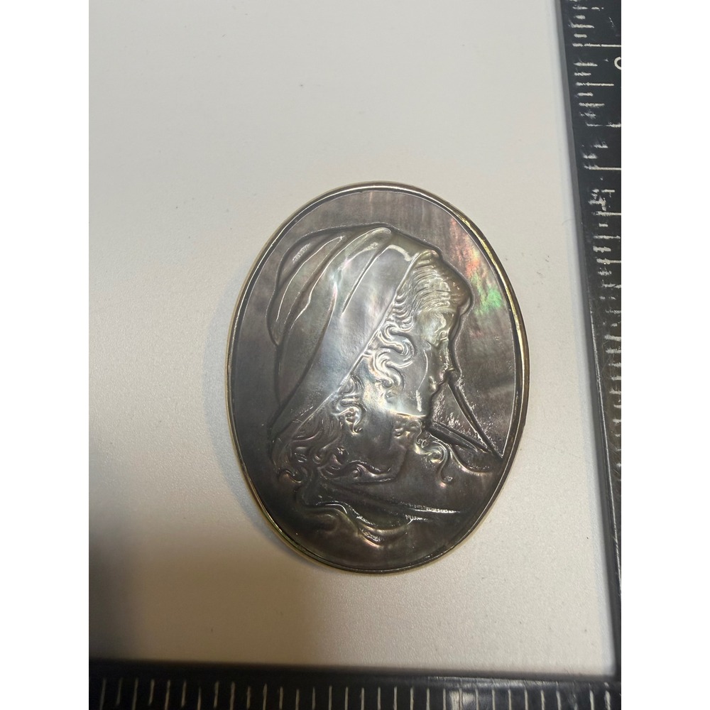 Vintage Black Mother of Pearl Cameo Brooch Pendant Gold Tone Oval Hand Carved‎
